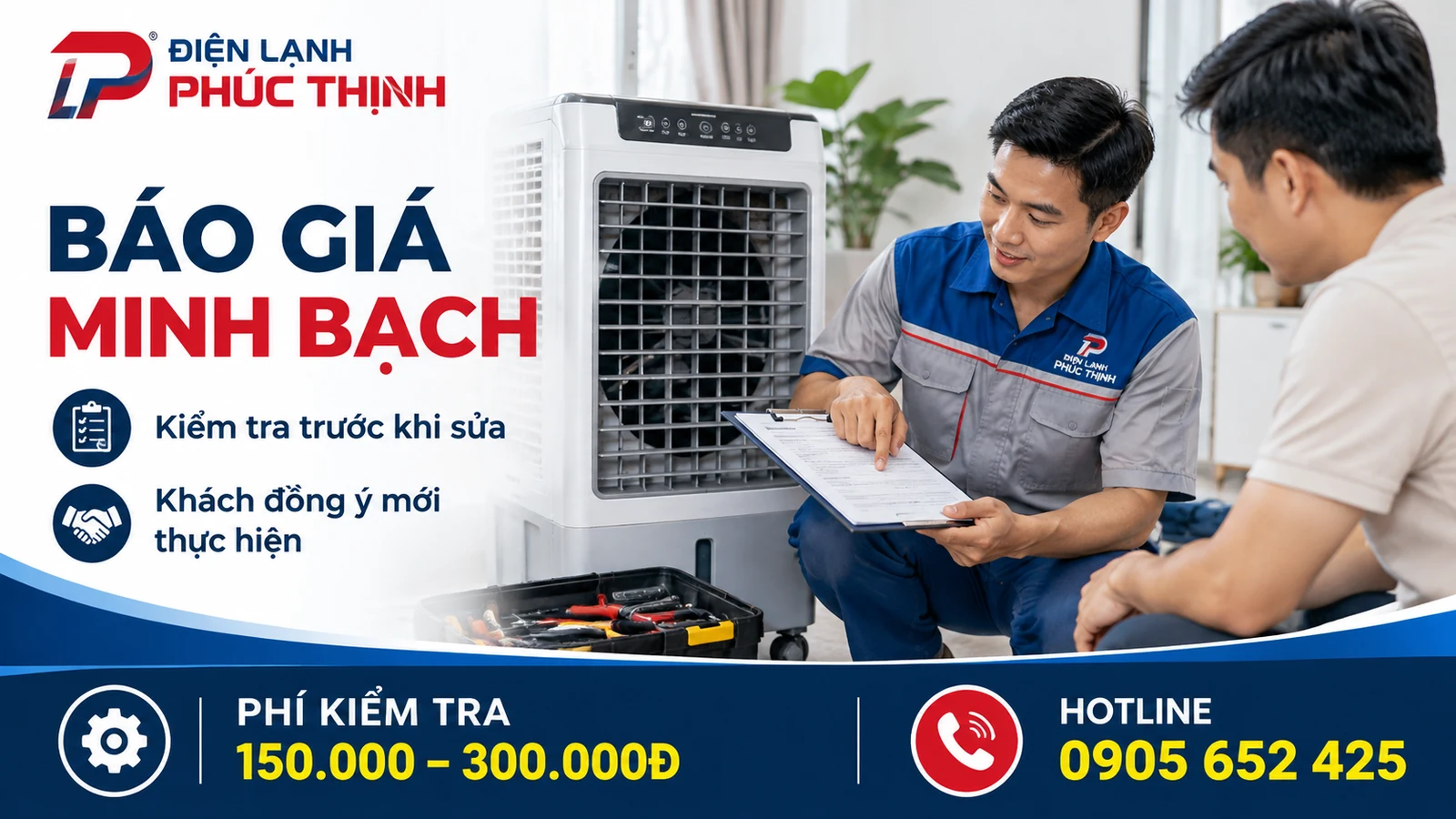 Kỹ thuật viên Phúc Thịnh trao đổi chi phí và phương án sửa quạt hơi nước trước khi thực hiện