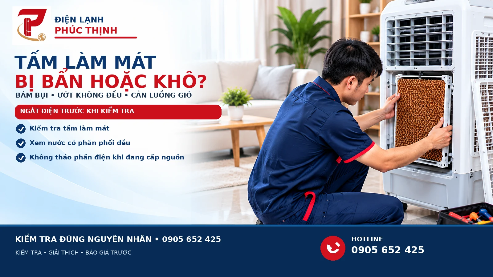 Kỹ thuật viên kiểm tra tấm làm mát và luồng gió của quạt hơi nước tại nhà